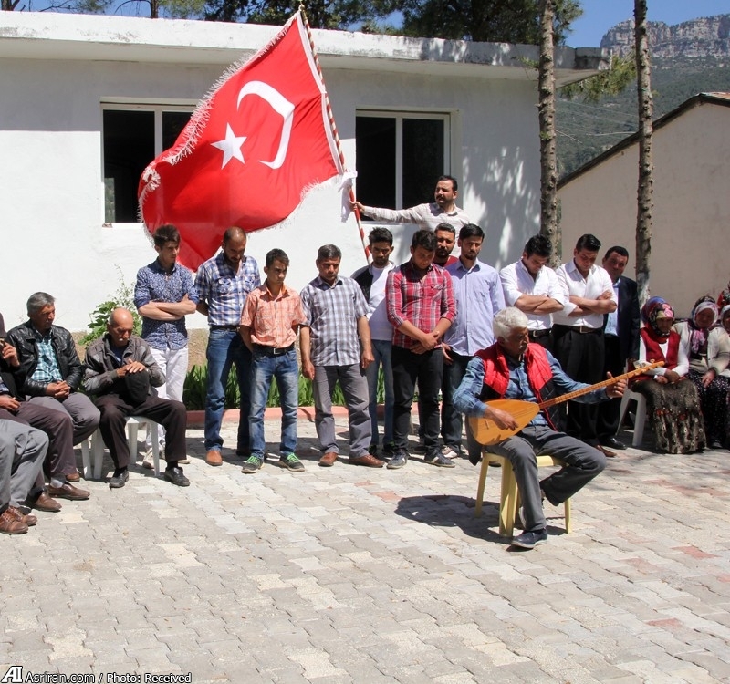 تظاهرات در اعتراض به نبود همسر (+عکس)