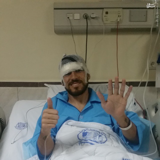 کری‌خوانی از روی تخت بیمارستان/عکس