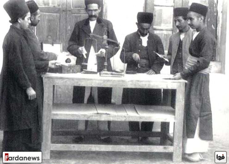 کارمندان اداره پست زمان قاجار/عکس