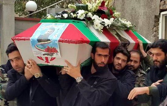 شهید مدافع حرم، یک مدافع حرم را تشییع می کند/ عکس