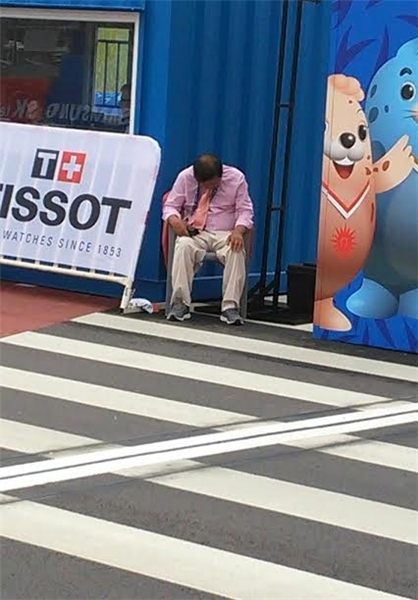 برخورد شدید دوچرخه‌سواران در مسیر پیست و چرت زدن مامور هنگام برگزاری مسابقه! +عکس