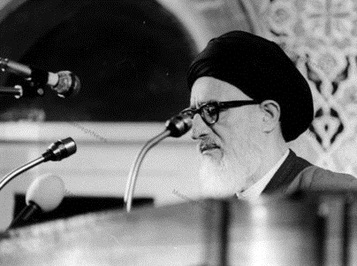 آيت الله سيد محمود طالقاني در حال سخنراني در مراسم ترحيم شهيد آيت الله مطهري در حسينيه ارشاد