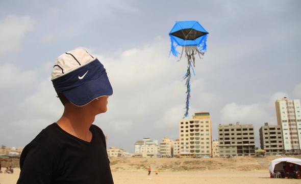 تصاویر : افزایش دما و پناه بردن مردم غزه و رام الله به دریا
