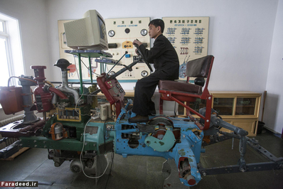 آموزش رانندگی با تراکتور به یک نوجوان در مرکز آموزشی 