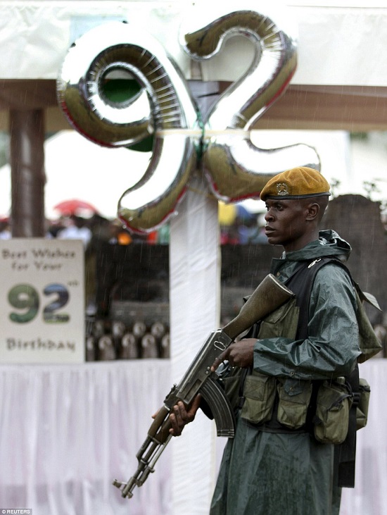 تولد رئیس جمهور 92 ساله با کیک 92 کیلوگرمی دردسرساز شد + عکس