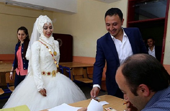 جشن عروسی پای صندوق رای در ترکیه + عکس