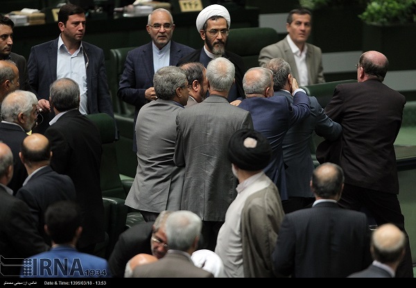 جلوگیری از فحاشی معاون وزیر در صحن مجلس/ عکس