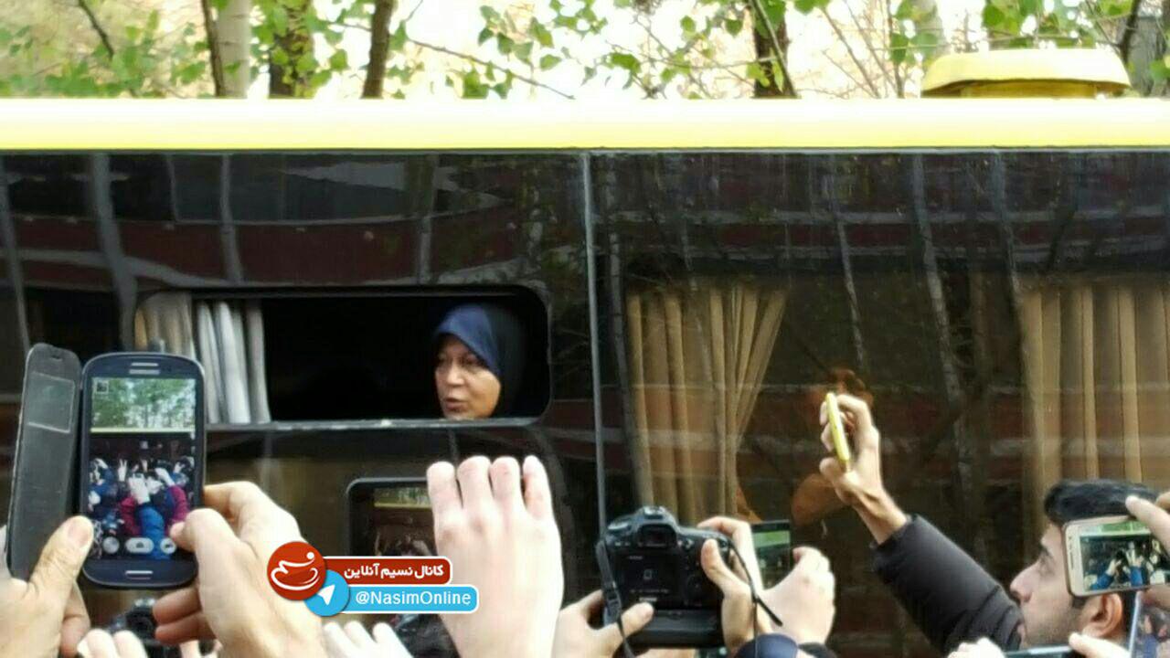 اتوبوس خانواده هاشمی وارد دانشگاه تهران شد/عکس