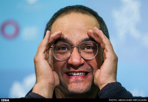 ژست جالب رامبد جوان در مقایل عکاسان و خبرنگاران/عکس