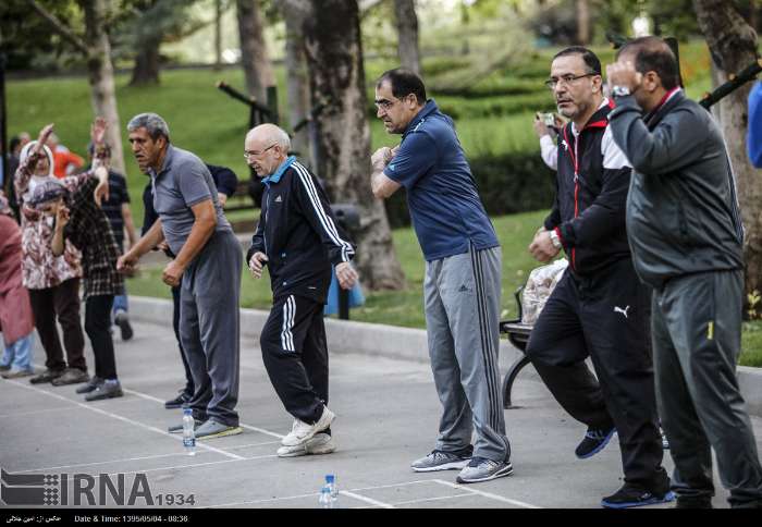 ورزش صبحگاهی وزیر بهداشت در پارک ملت/ عکس