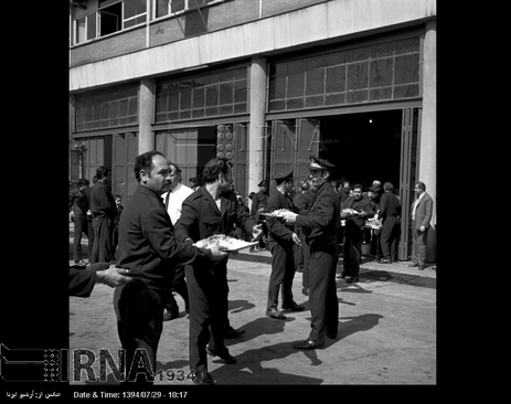 روز عاشورای حسینی (17 اسفند 1349)، در محدوده میدان بهارستان تهران، غذای نذری پس از مراسم عزاداری توزیع می شود