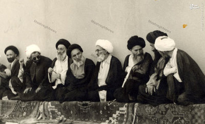  آیت الله العظمی سید محمدرضا گلپایگانی در میان برخی علمای حوزه