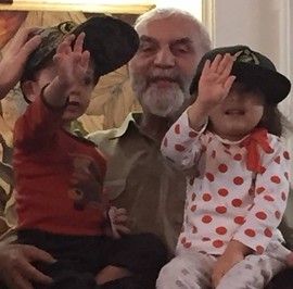 سردار حسین همدانی در کنار نوه ها