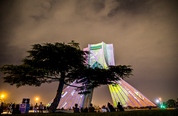 (تصاویر) رقص‌نور هنرمند آلمانی در برج آزادی