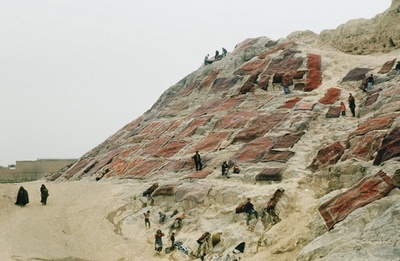 خشک شدن فرش بر فراز بلندی های شهر ری در سال 1960 میلادی