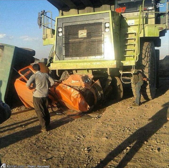 له شدن کامیون در تصادفی نادر در کرمان/عکس