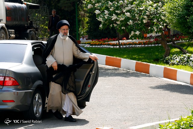 خودروی رئیسی در صدا و سیما/عکس