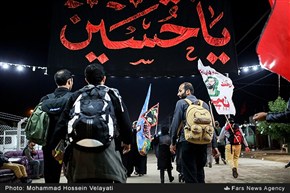 پیاده روی زائران حسینی در مسیر نجف به کربلا در آستانه اربعین حسینی