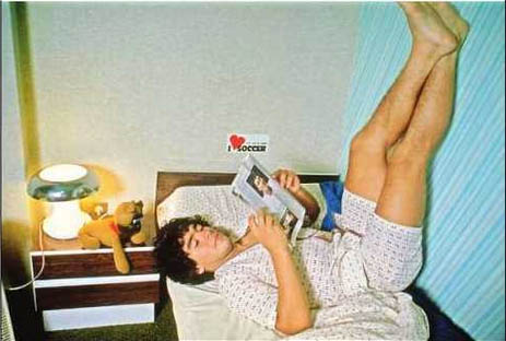 عروسک بازی و مطالعه ستاره فوتبال جهان / عكس