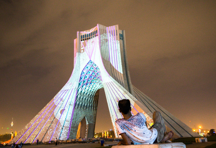 (تصاویر) رقص‌نور هنرمند آلمانی در برج آزادی