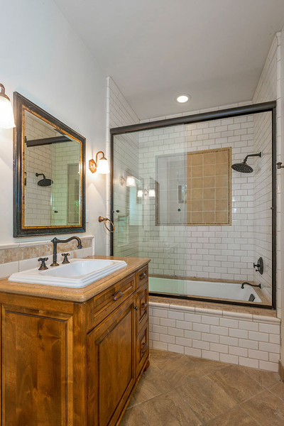 حمام مهمان کوچک و ساده طراحی شده است.