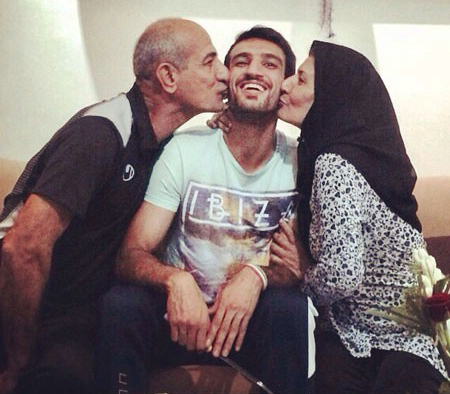 عکس جالب مدافع سرباز تیم ملی در کنار پدر و مادرش