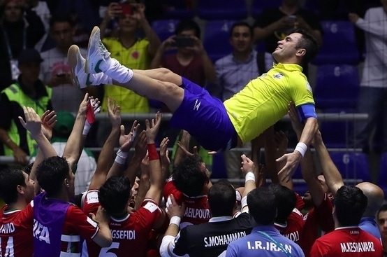 حرکت جالب فوتسالیست های ایران با ستاره افسانه ای برزیلی ها + عکس