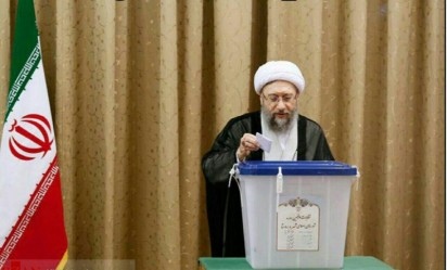 آیت الله آملی لاریجانی رئیس قوه قضاییه لحظاتی قبل رأی خود را به صندوق انداخت.