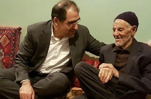 دیدار وزیر بهداشت و پدر سردار سلیمانی در یک روستا/ عکس