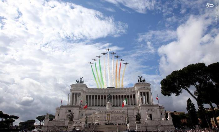 نمایش جت‌های ایتالیایی در آسمان رُم/ عکس