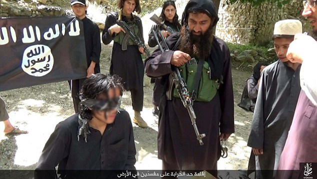 تصاویر +16/ قطع دست و پای یک سارق بوسیله داعش!