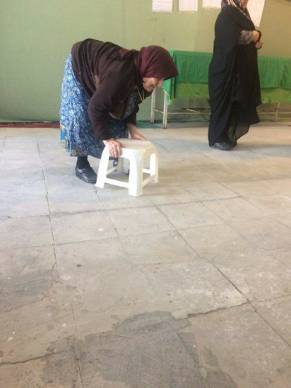 تلاش صادقانه یک شهروند برای حضور در انتخابات /عکس