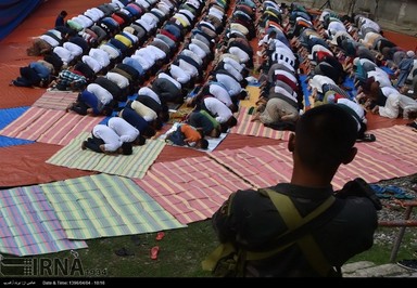 تصویر اقامه نماز عید فطر در کشور فیلیپین را نشان می دهد.