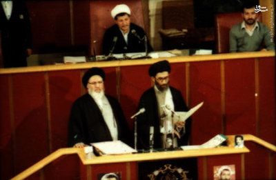 آیت الله خامنه ای به اتفاق آیت الله موسوی در حال به جای آوردن مراسم تحلیف اولین دوره ریاست جمهوری