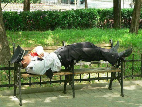 خوابیدن در شرایط سخت + تصاویر