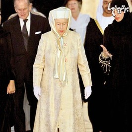 5 سال پیش ملكه الیزابت در كنار تعدادی از اعضای خانواده‌اش سفری به ابوظبی داشت. سفری كه در آن زمان به‌نام «دیدار دو خانواده سلطنتی» معرفی شد. در این سفر ملكه الیزابت دوم از مسجد شیخ زاهد دیدن كرد و همین بازدید از مكان مقدس مسلمانان باعث شد تا ملكه 80ساله در تصویری متفاوت دیده شود. در این دیدار ملكه كتی بلند پوشیده بود و كلاهی به همان رنگ به سر داشت. روی كلاه هم شال حریری بسته شده بود تا حجاب شخصیت اول انگلستان چیزی كم و كسر نداشته باشد. او حتی هنگام ورود به مسجد كفش‌هایش را هم در آورد تا قوانین مسلمانان برای ورود به مسجد را رعایت كرده باشد. 