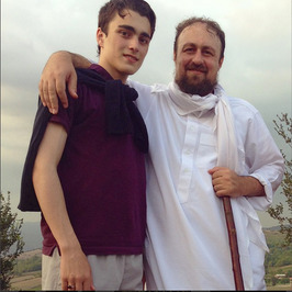 سیدحسن و پسرش سیداحمد خمینی در حال کوه نوردی