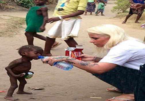 تصاویری تکان دهنده از کودکی که به حال مرگ رها شده بود