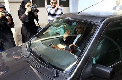 دبیر پیشین شورای عالی امنیت هم به پراید شخصی خود قناعت می‌کند. البته پراید آقای جلیلی با پرایدهای معمولی فرق دارد و به دلایل امنیتی این اتومبیل با سرب ضدگلوله شده است و قاعدتاً با سنگین شدن اتومبیل می‌بایست موتور آن‌هم ارتقا پیدا کند تا تحمل و کشش آن افزایش پیدا کند.