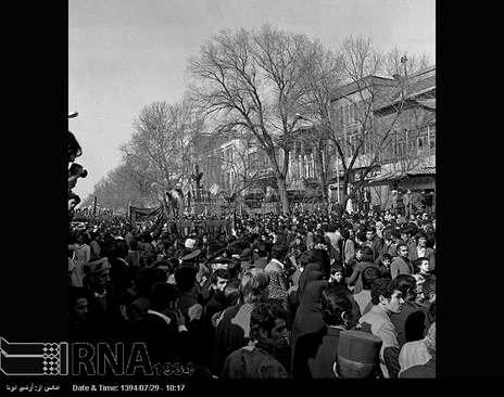  روز عاشورای حسینی (13بهمن 1352)، مردم تهران درمراسم عزاداری در محدوده بازار تهران شرکت می کنند