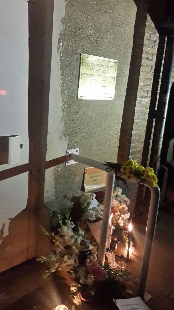 تجمع همدردی ایرانی ها مقابل سفارت فرانسه (عکس )