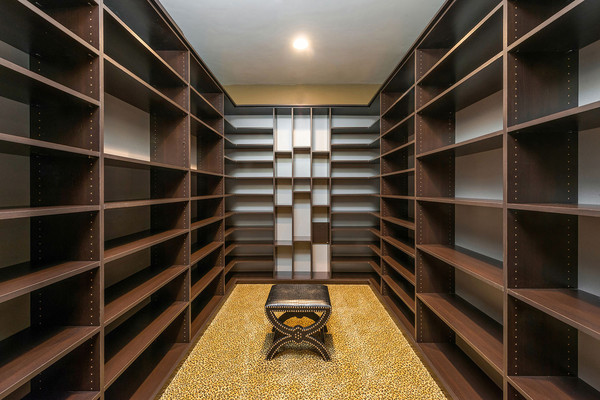 اتاق تعویض لباس، از بالا تا پائین قفسه بندی شده تا فضای کافی برای قرار دادن کیف و کفش و لباس را داشته باشد.