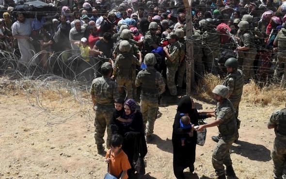 تصاویر : فرار هزاران سوری به خاک ترکیه