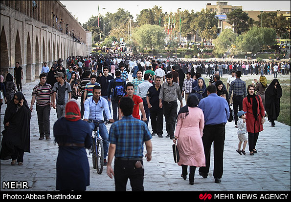 روایتی تصویری از زاینده رود خشک شده و خشم لبریز شده اصفهانی‌ها