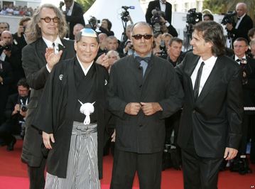 کیارستمی در کنار ویم وندرز، کارگردان آلمانی و تاکشی کیتانو کارگردان ژاپنی در کن ۲۰۰۷.