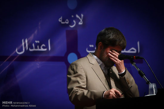 عکس: اشک‌ علی مطهری در هنگام سخنرانی