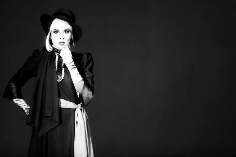 ویشکا آسایش در نمایش مى سى سى پى نشسته ميميرد 2