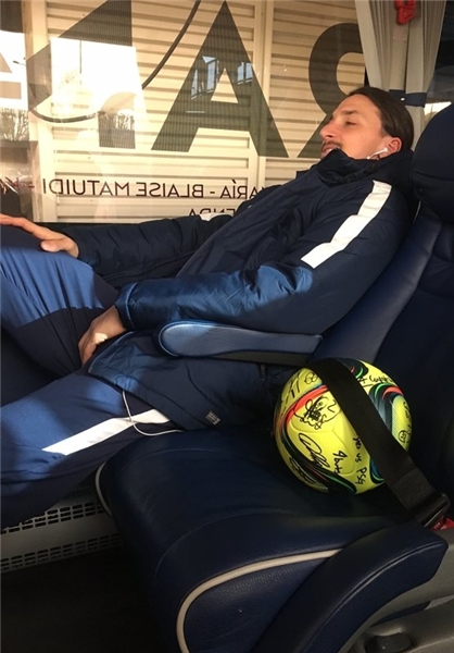 عکس/ زلاتان توپ بازی را به خانه برد