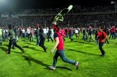 26 اردیبهشت در حالی که سپاهان قهرمان لیگ برتر شده بود؛ بلندگوی ورزشگاه یادگار امام تبریز تیم تراکتور سازی را قهرمان لیگ اعلام کرد که شادی هواداران را در پی داشت و حواشی زیادی ایجاد کرد.