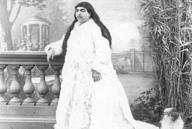  ناصرالدین شاه پدر عصمت‌ الدوله درباره آرایش دختر خود می‌نویسد: «وعده داشتیم خانه ظل‌السلطان از صبح رفتیم ... من و ظل‌السلطان و نایب‌السلطنه رفتیم اندرون از همان راه گلخانه ... عصمت‌الدوله سبیل داشت به قدر سبیل نایب‌السلطنه». 